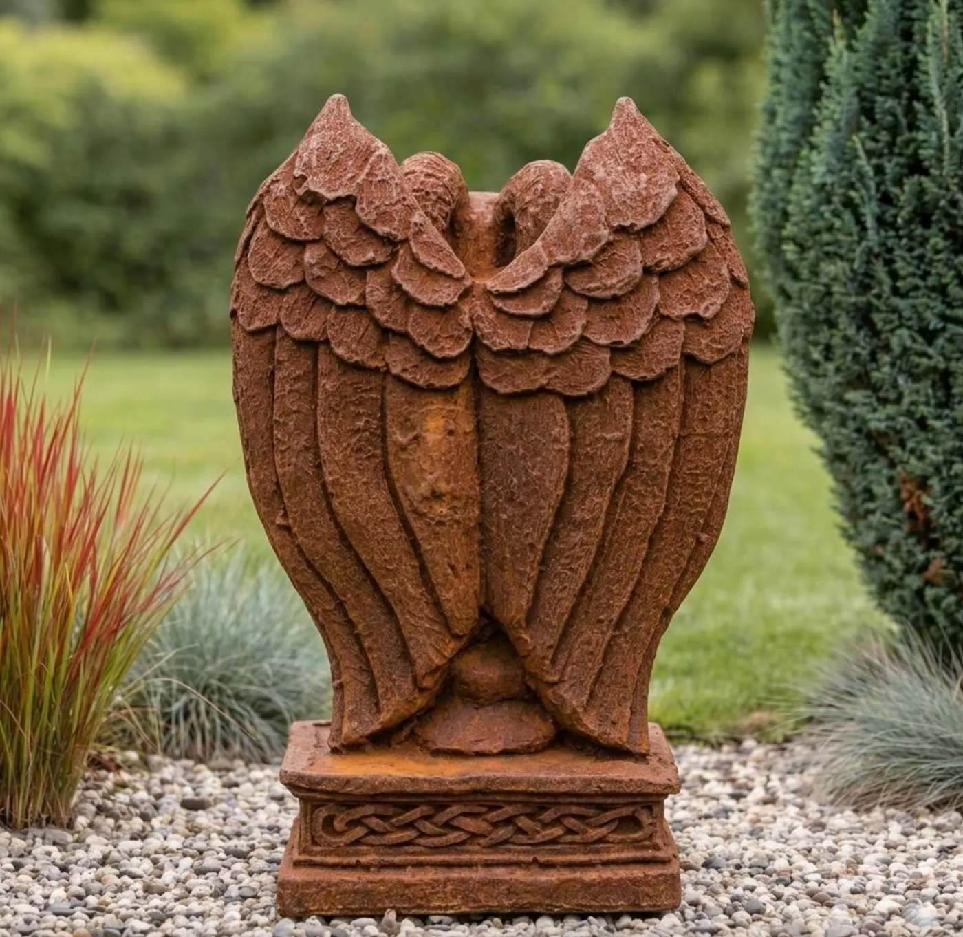 Rückansicht der Gargoyle Steinfigur mit detailreichen Flügeln und echter Rostpatina für Garten und Terrasse.
