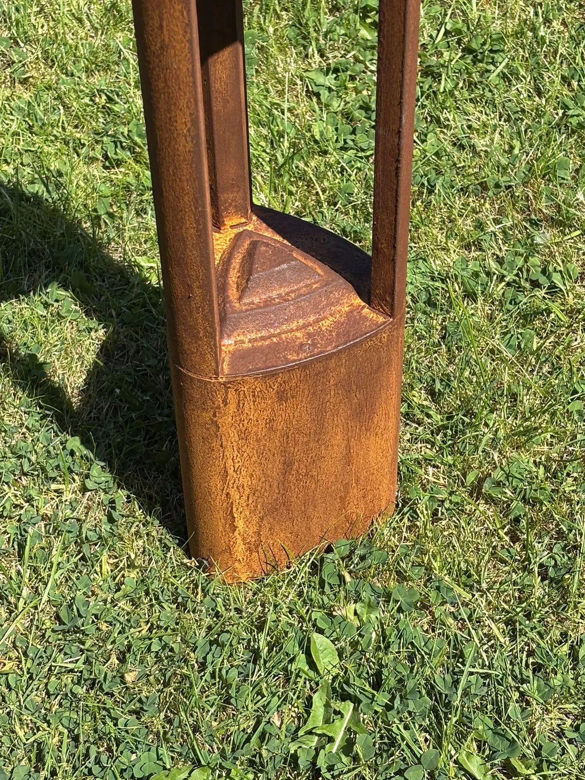 Rost LED Wegeleuchte im modernen Garten