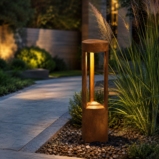 LED Pollerleuchte mit echter Rostbeschichtung entlang eines modernen Gartenwegs