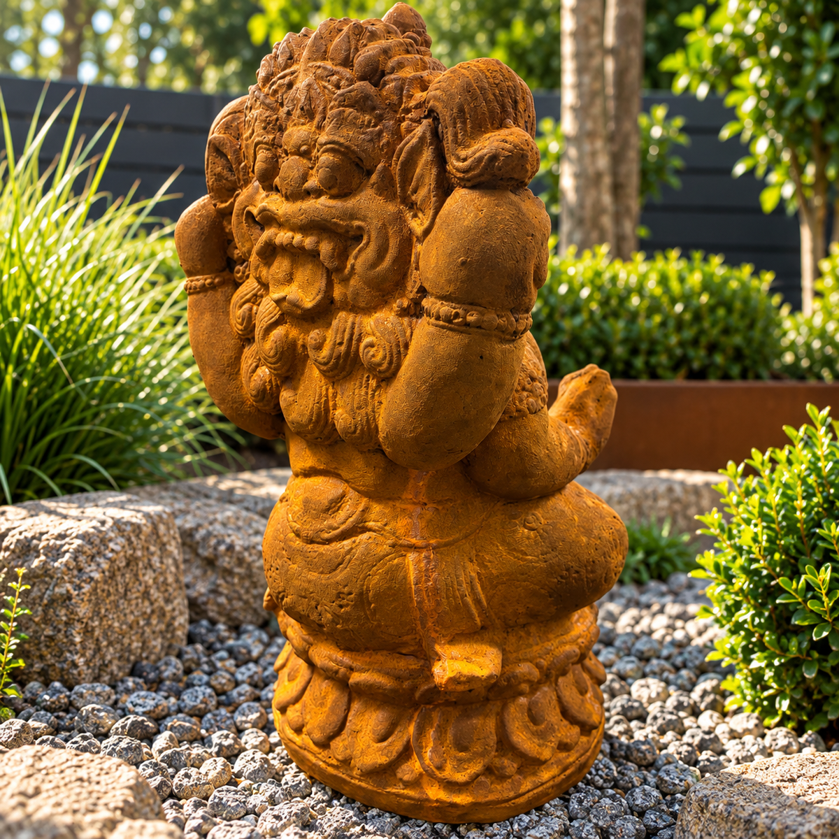 Ganesha Steinfigur in Rostoptik 35 cm – Seitenansicht im Garten