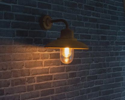 Rustikale Außenwandleuchte mit echter Rostpatina – Handgefertigte E27 Außenlampe IP44 | Rustigo